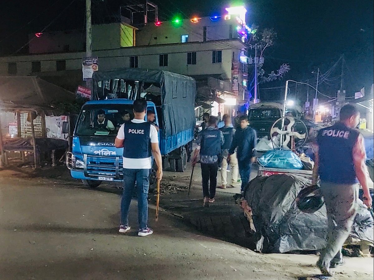 মাদারীপুরের কালকিনিতে হামলা চালিয়ে পুলিশের কাছ থেকে ২ আসামি ছিনিয়ে নেওয়ার পর তাঁরাসহ হামলায় জড়িত ব্যক্তিদের ধরতে অভিযানে নামে যৌথ বাহিনী। গতকাল রাতে কালকিনি পৌরসভার মাছবাজার এলাকায়