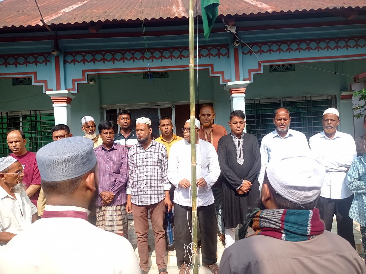 জাতীয় পতাকার উত্তোলনের মধ্য দিয়ে আজ শুক্রবার শুরু হয়েছে হজরত শাহ নিমাত্রার (রহ.) দরগাহের ওরস। সকাল ১০টার দিকে মৌলভীবাজারের জুড়ী উপজেলার ফুলতলা বাজারে