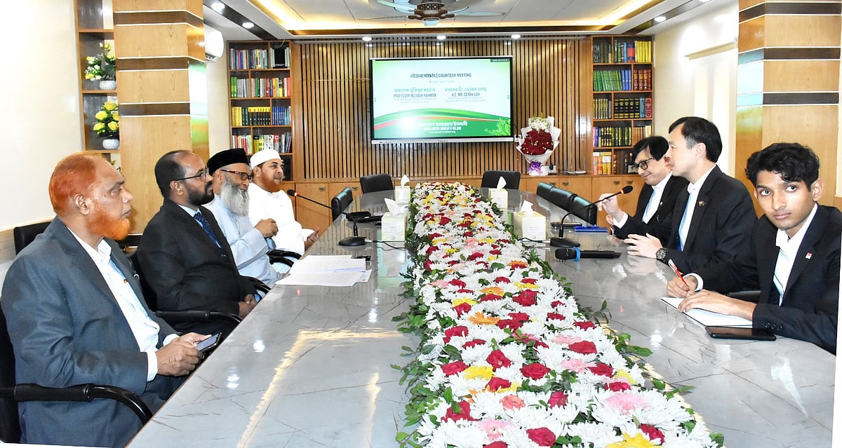 বাংলাদেশ জামায়াতে ইসলামীর নেতাদের সঙ্গে বৈঠকে বাংলাদেশে নিযুক্ত সিঙ্গাপুরের অনাবাসিক হাইকমিশনার ডেরেক লোর নেতৃত্বে তিন সদস্যের প্রতিনিধিদল। আজ শুক্রবার রাজধানীর বড় মগবাজারে জামায়াতের কেন্দ্রীয় কার্যালয়ে