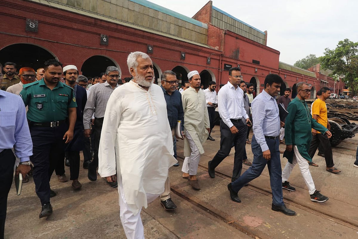 নগরের পাহাড়তলীতে অবস্থিত রেলওয়ে ক্যারেজ অ্যান্ড ওয়াগন মেরামত কারখানা পরিদর্শনেও যান উপদেষ্টা মুহাম্মদ ফাওজুল কবির খান। আজ সকাল আটটায়