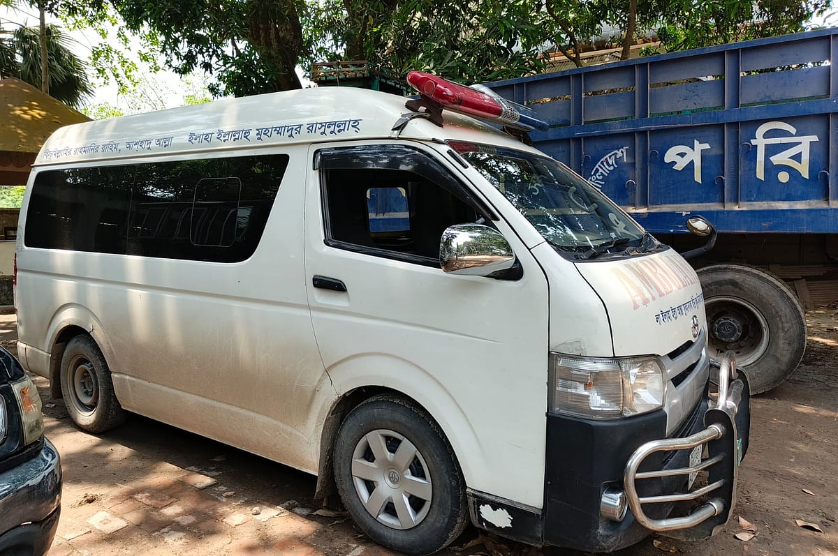 স্ত্রীর লাশবাহী অ্যাম্বুলেন্স নিয়ে থানায় যান তরুণ। শুক্রবার দুপুরে বাগমারা থানায়