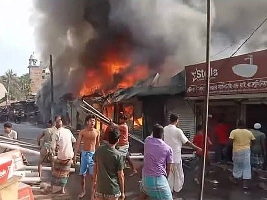 চাঁদপুরের মতলব দক্ষিণ উপজেলায় অগ্নিকাণ্ডে অন্তত ১৪টি প্রতিষ্ঠান ক্ষতিগ্রস্ত হয়েছে। আজ সকালে উপজেলায় মুন্সিরহাট বাজারে