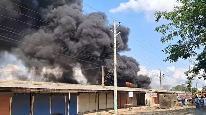 ফরিদপুরে মিক্সার প্লান্টে বিস্ফোরণে দুই শ্রমিক দগ্ধ হয়েছেন। ১০ কিলোমিটার দূর থেকেও দেখা যায় বিস্ফোরণস্থলের কালো ধোঁয়া। শুক্রবার বেলা আড়াইটার দিকে।