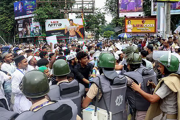 পশ্চিমবঙ্গের কলকাতায় গত ৪ এপ্রিল ওয়াক্‌ফ (সংশোধনী) আইনের বিরুদ্ধে মুসলিম সম্প্রদায়ের বিক্ষোভে পুলিশের বাধা