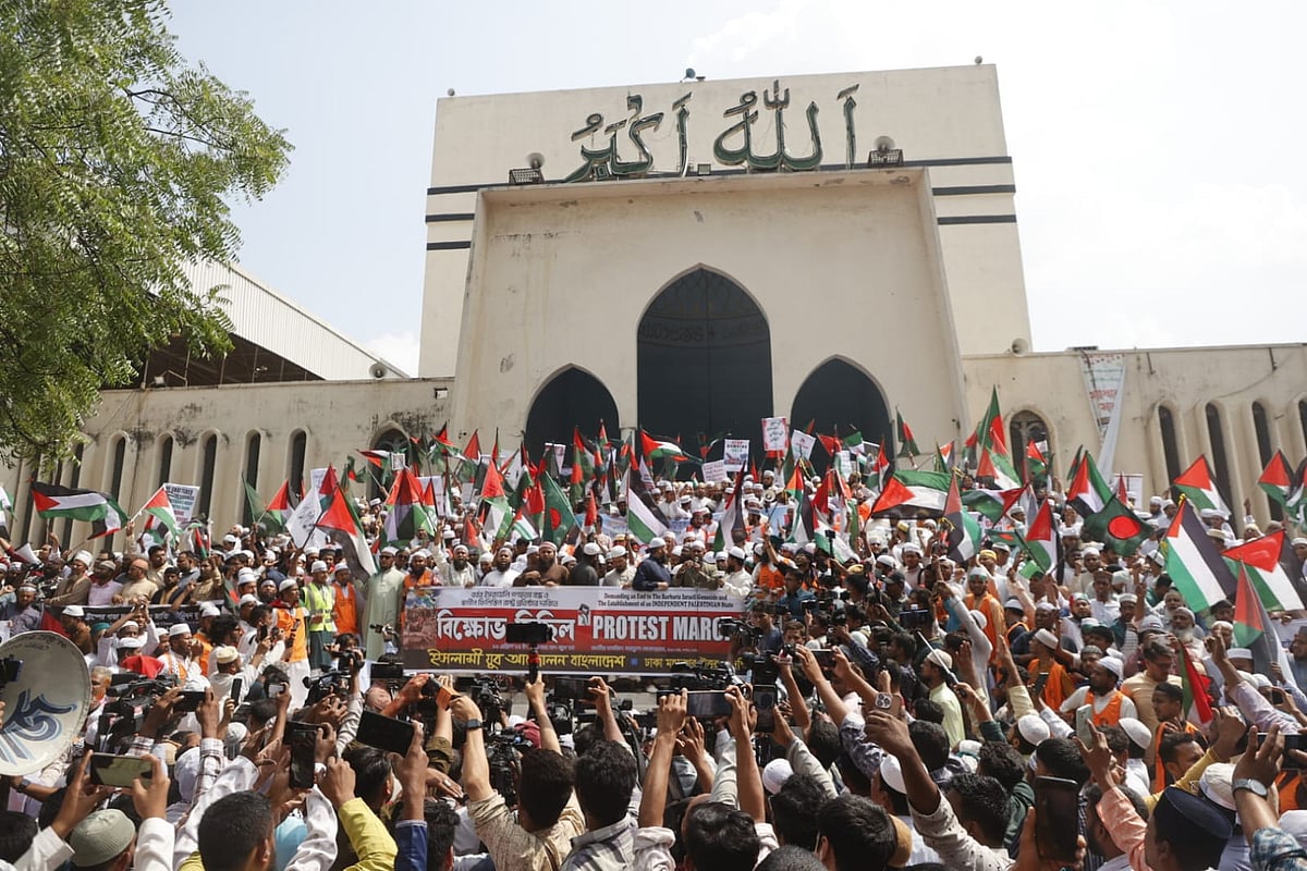 ইসরায়েলি হামলা বন্ধ ও স্বাধীন ফিলিস্তিনের দাবিতে আজ শুক্রবার জুমার নামাজ শেষে ঢাকার বায়তুল মোকাররম এলাকায় বিভিন্ন ইসলামি দলের বিক্ষোভ