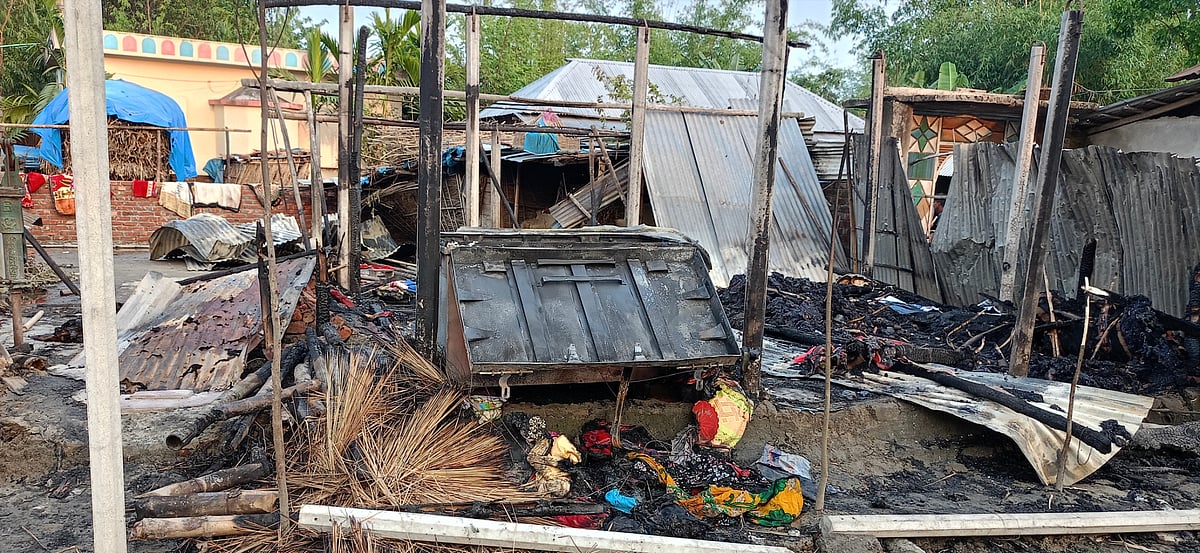 জমি নিয়ে বিরোধের জের ধরে দুই পক্ষের সংঘর্ষের সময় অন্তত ১৫টি বসতঘরে ভাঙচুর ও অগ্নিসংযোগ করা হয়েছে। শুক্রবার দুপুরে ঠাকুরগাঁওয়ের হরিপুর উপজেলার আটঘরিয়া গ্রামে