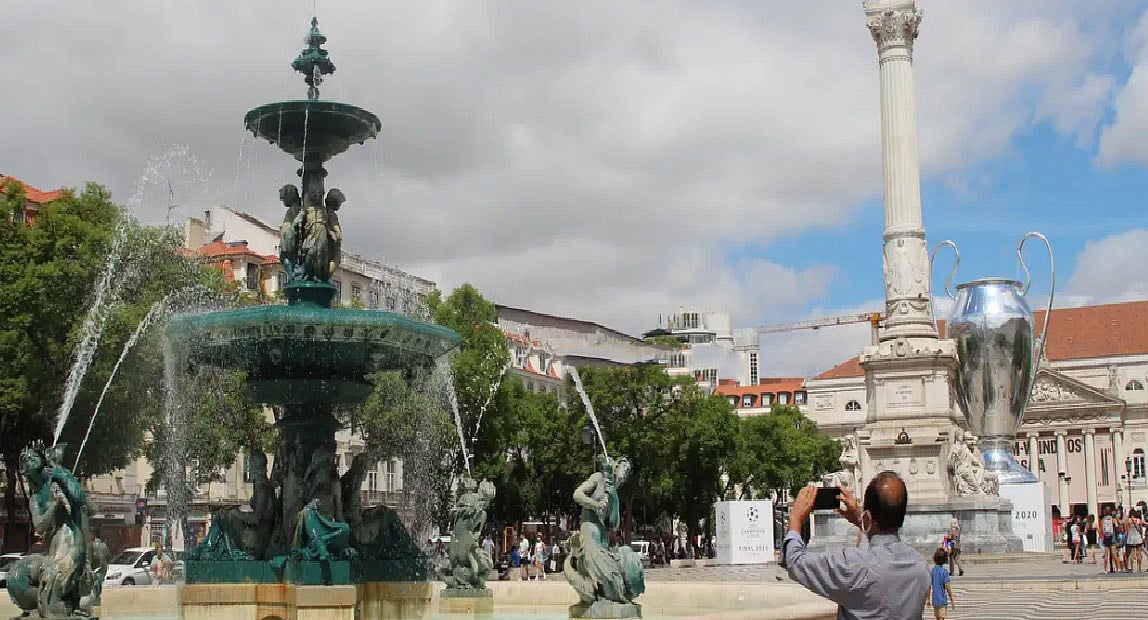 করের বোঝা পর্তুগিজ তরুণদের জন্য অনেক বড় হয়ে দেখা দিয়েছে