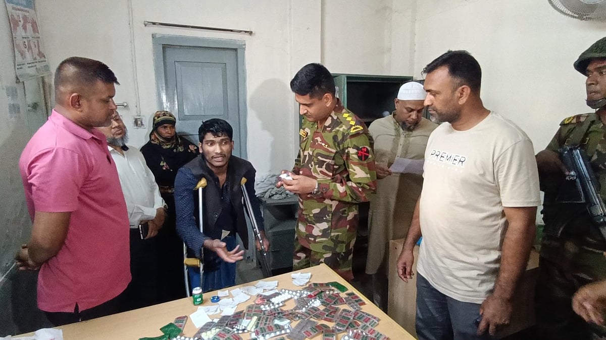 কুড়িগ্রাম জেনারেল হাসপাতালে ওষুধ চুরির অভিযোগে দুজনকে আটক করেছে সেনাবাহিনী। শনিবার বিকেলে হাসপাতালে