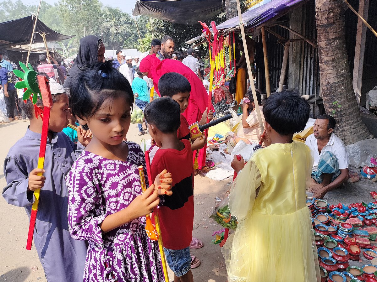 মেলায় শিশুদের খেলনা বিক্রির অনেক দোকান বসেছে। চিত্তবিনোদনের জন্য আছে নাগরদোলা, জাদু প্রদর্শনীসহ নানা আয়োজন। শনিবার সকালে সিরাজগঞ্জের তাড়াশ উপজেলার বারুহাঁস গ্রামে