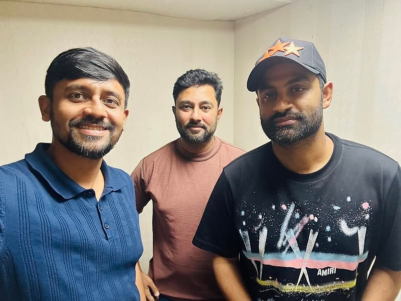 ‘দেখুন কে ফিরেছে’—আবাহনী–মোহামেডান মাচ দেখতে তামিম ইকবাল মিরপুর শেরেবাংলা স্টেডিয়ামে যাওয়ার পর শাহরিয়ার নাফীসের ফেসবুক স্ট্যাটস। ছবি আছেন তামিমের বড় ভাই ও বাংলাদেশের সাবেক ক্রিকেটার নাফিস ইকবালও