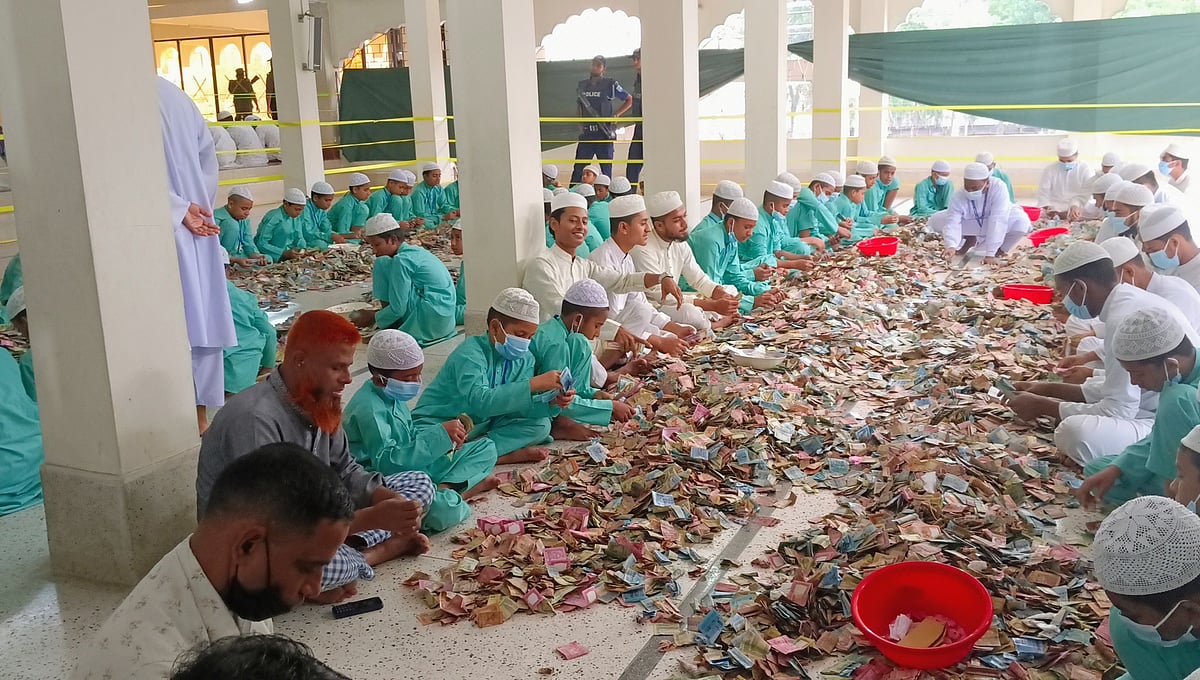 কিশোরগঞ্জের পাগলা মসজিদের লোহার সিন্দুকগুলো প্রতি তিন থেকে চার মাস পরপর খোলা হয়