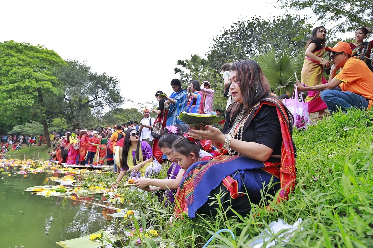 রমনা পার্কে ফুল ভাসায় ক্ষুদ্র জাতিগোষ্ঠীর সদস্যরা