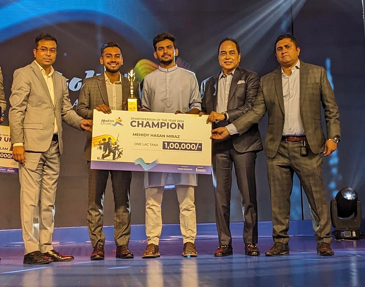 বিএসপিএর বর্ষসেরা মেহেদী হাসান মিরাজের হাতে স্মারক ট্রফি ও চেক তুলে দিচ্ছেন যুব ও ক্রীড়া উপদেষ্টা আসিফ মাহমুদ সজীব ভুঁইয়া (সবার মাঝে) ও স্পনসর প্রতিষ্ঠান স্কয়ার টয়লেট্রিজের ব্যবস্থাপনা পরিচালক অঞ্জন চৌধুরী (ডান থেকে তৃতীয়)। এই সময় মঞ্চে ছিলেন বিএসপিএর সভাপতি রেজওয়ান-উজ-জামান রাজীব (সবার বাঁয়ে) ও সাধারণ সম্পাদক সামন হোসেন (সবার ডানে)