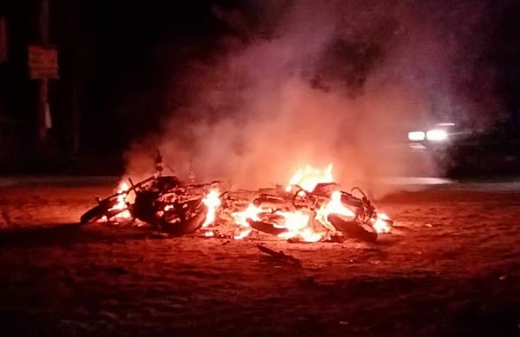 গত ১৯ মার্চ রাউজানে বিএনপির দুই গ্রুপ সংঘর্ষে জড়ায়। এ সময় পাঁচটি মোটরসাইকেল ও একটি অটোরিকশায় আগুন দেওয়া হয়।