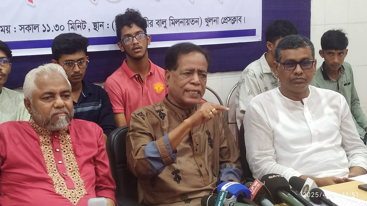 সংবাদ সম্মেলনে জাতীয় পার্টির রওশন এরশাদপন্থী তিন নেতা। আজ শনিবার খুলনা প্রেসক্লাবে