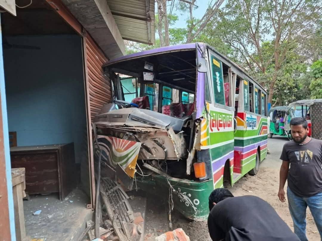 ফেনীর ফুলগাজীতে একটি যাত্রীবাহী বাস নিয়ন্ত্রণ হারিয়ে সড়কের পাশে দোকান ভেঙে ভেতরে ঢুকে পড়ে
