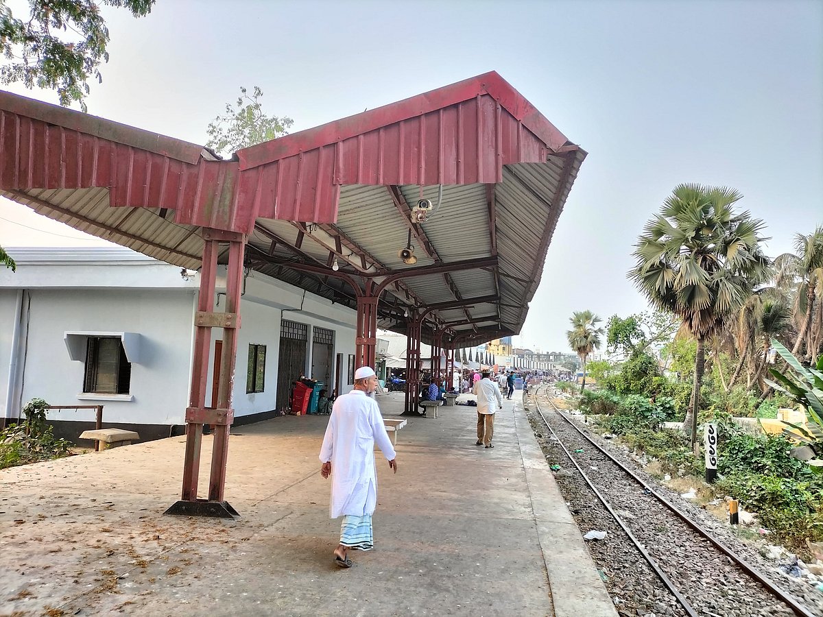 একসময় জৌলুশ ছিল কুমিল্লার লাকসামের দৌলতগঞ্জ রেলস্টেশনের। বিভিন্ন কারণে স্টেশনটির কার্যক্রম এখন বন্ধ আছে। গত মঙ্গলবারের চিত্র
