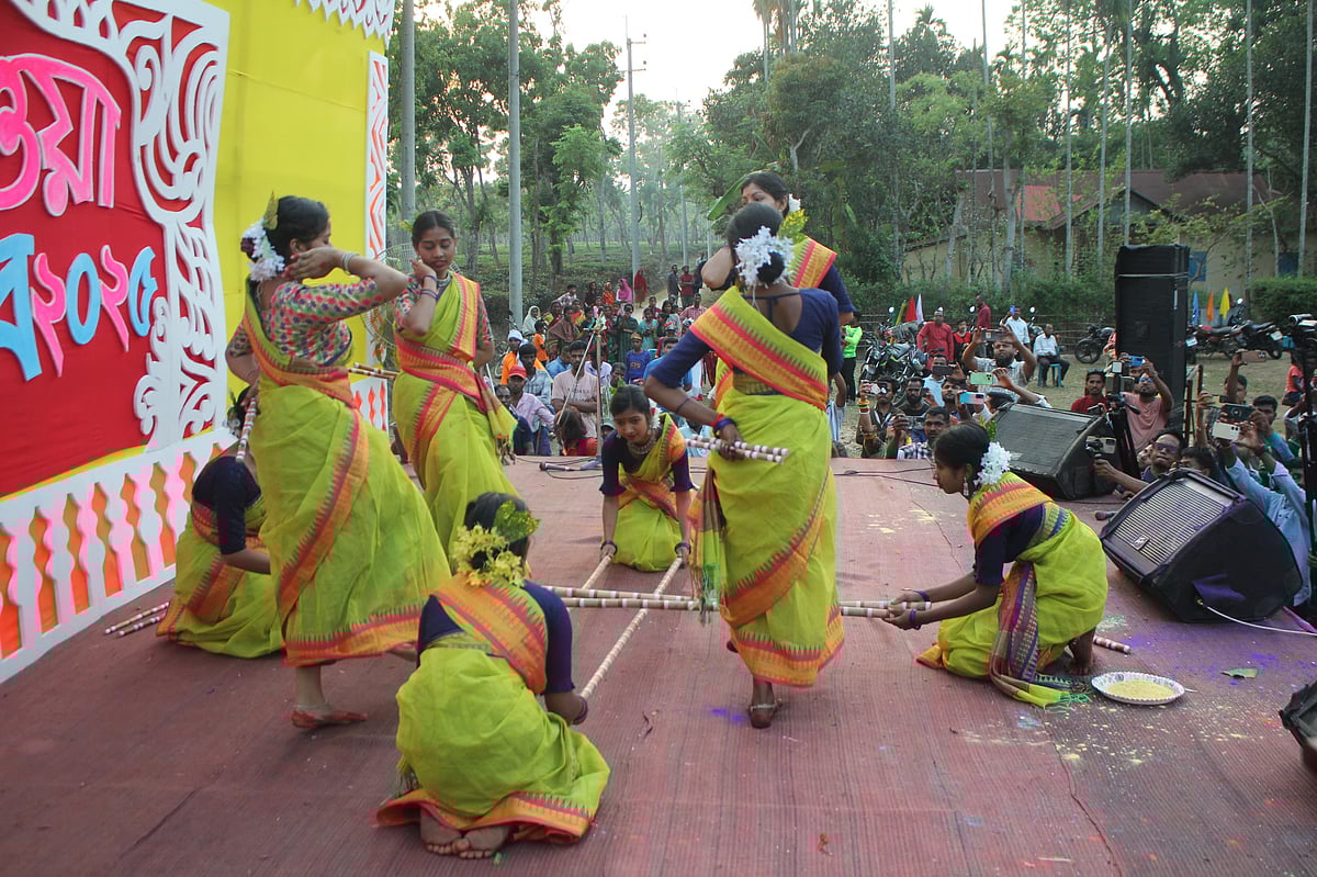 শ্রীমঙ্গলে ফাগুয়া উৎসবে ফুটে উঠেছে চা জনগোষ্ঠীর জীবনযাত্রা। শনিবার শ্রীমঙ্গলের ফুলছড়া চা-বাগানে