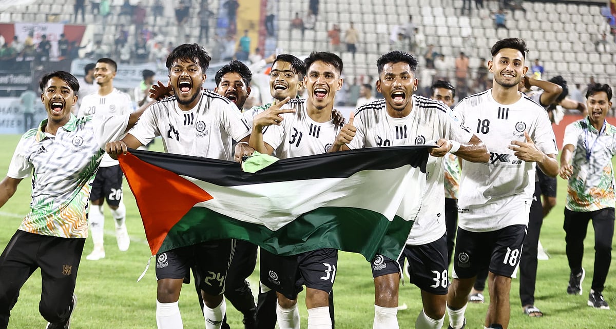 ফিলিস্তিনের পতাকা হাতে মোহামেডানের উদ্‌যাপন