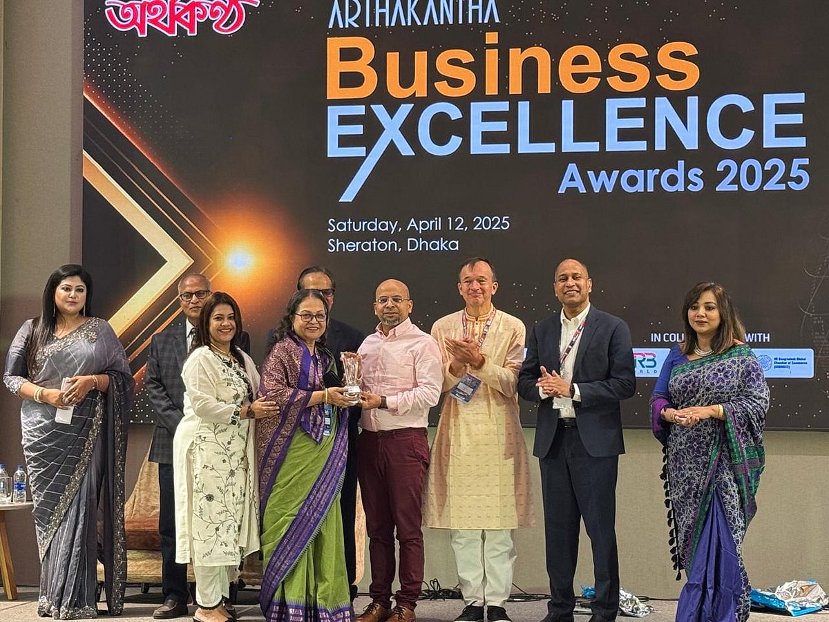 প্রধান উপদেষ্টার বিশেষ সহকারী ফয়েজ আহমদ তৈয়্যবের কাছ থেকে বিজনেস এক্সেলেন্স অ্যাওয়ার্ড ২০২৫ সম্মাননা গ্রহণ করছেন প্রীতি চক্রবর্তী