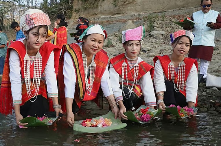 নদীতে ফুল ভাসাচ্ছেন তঞ্চঙ্গ্যা নারীরা। আজ সকালে বান্দরবানের শঙ্খ নদীর পাড়ে