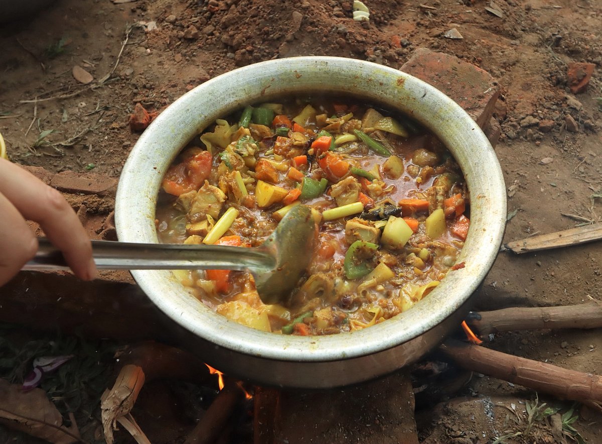 বিজুর প্রধান আকর্ষণ পাহাড়ি সবজির পদ পাজন