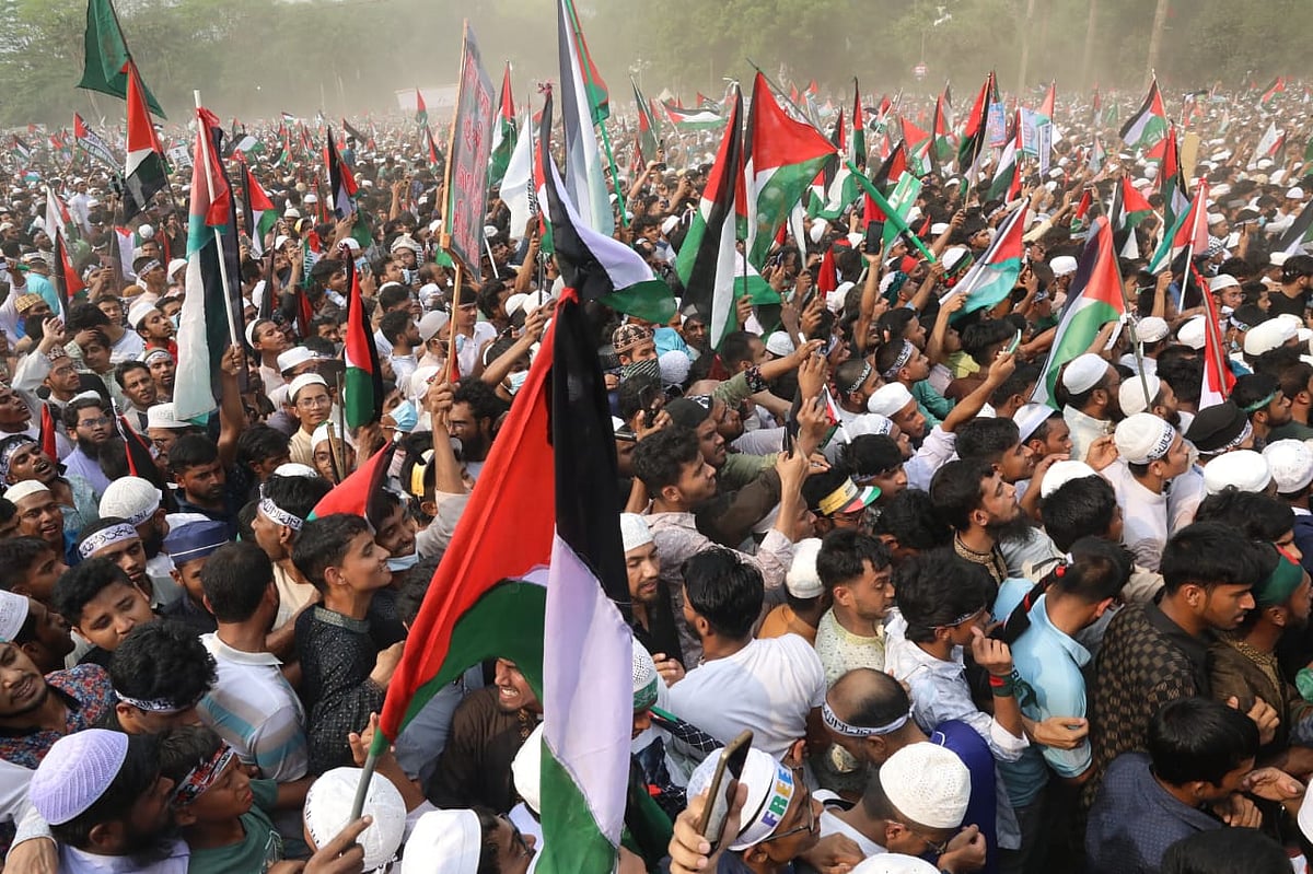 রাজধানীর সোহরাওয়ার্দী উদ্যানে গণজমায়েত ‘মার্চ ফর গাজা’–তে বিপুল মানুষের উপস্থিতি। আজ শনিবার বিকেলে