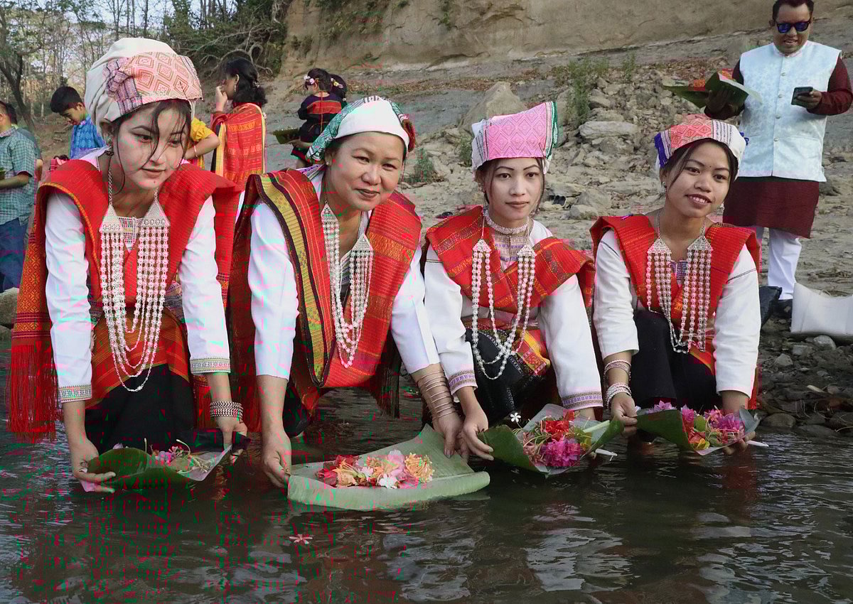 নদীতে ফুল ভাসাচ্ছেন তঞ্চঙ্গ্যা নারীরা। আজ সকালে বান্দরবানের শঙ্খ নদীর পাড়ে