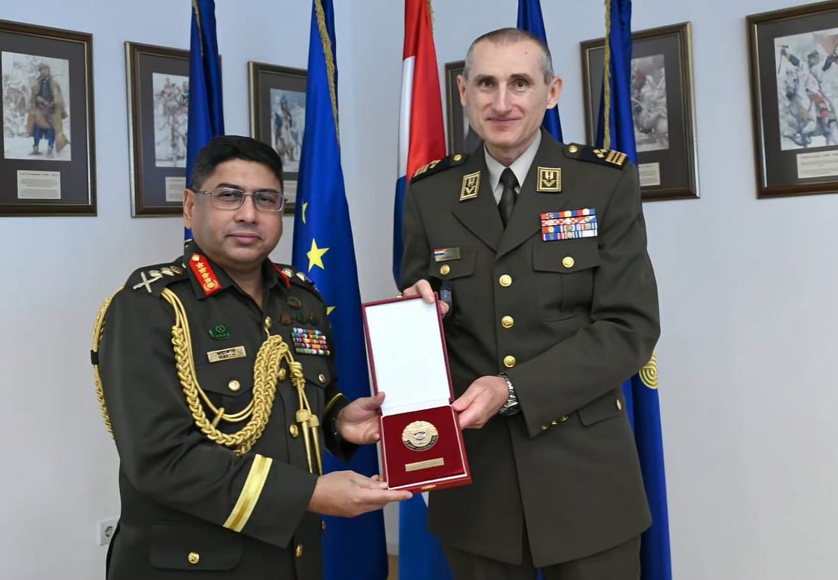 ক্রোয়েশিয়ার সশস্ত্র বাহিনীর প্রধানের কাছ থেকে ক্রেস্ট গ্রহণ করছেন বাংলাদেশের সেনাবাহিনী প্রধান জেনারেল ওয়াকার-উজ-জামান