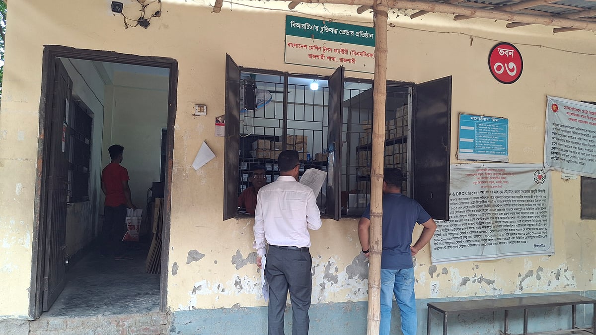 রাজশাহী বিআরটিএতে আগের মতো লাইন নেই এখন। ছবিটি গত বৃহস্পতিবারের