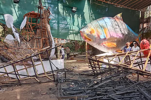 ঢাকা বিশ্ববিদ্যালয়ের চারুকলা অনুষদে নববর্ষের শোভাযাত্রা উপলক্ষে বানানো দুটি মোটিফ পুড়ে গেছে। শনিবার ভোরে সেখানে আগুন লাগে