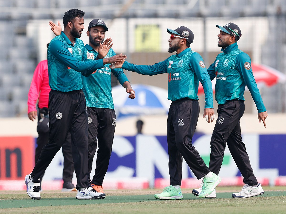 ৪ উইকেট নিয়ে মোহামেডানের জয়ের অন্যতম নায়ক ইবাদত হোসেন (বাঁয়ে)