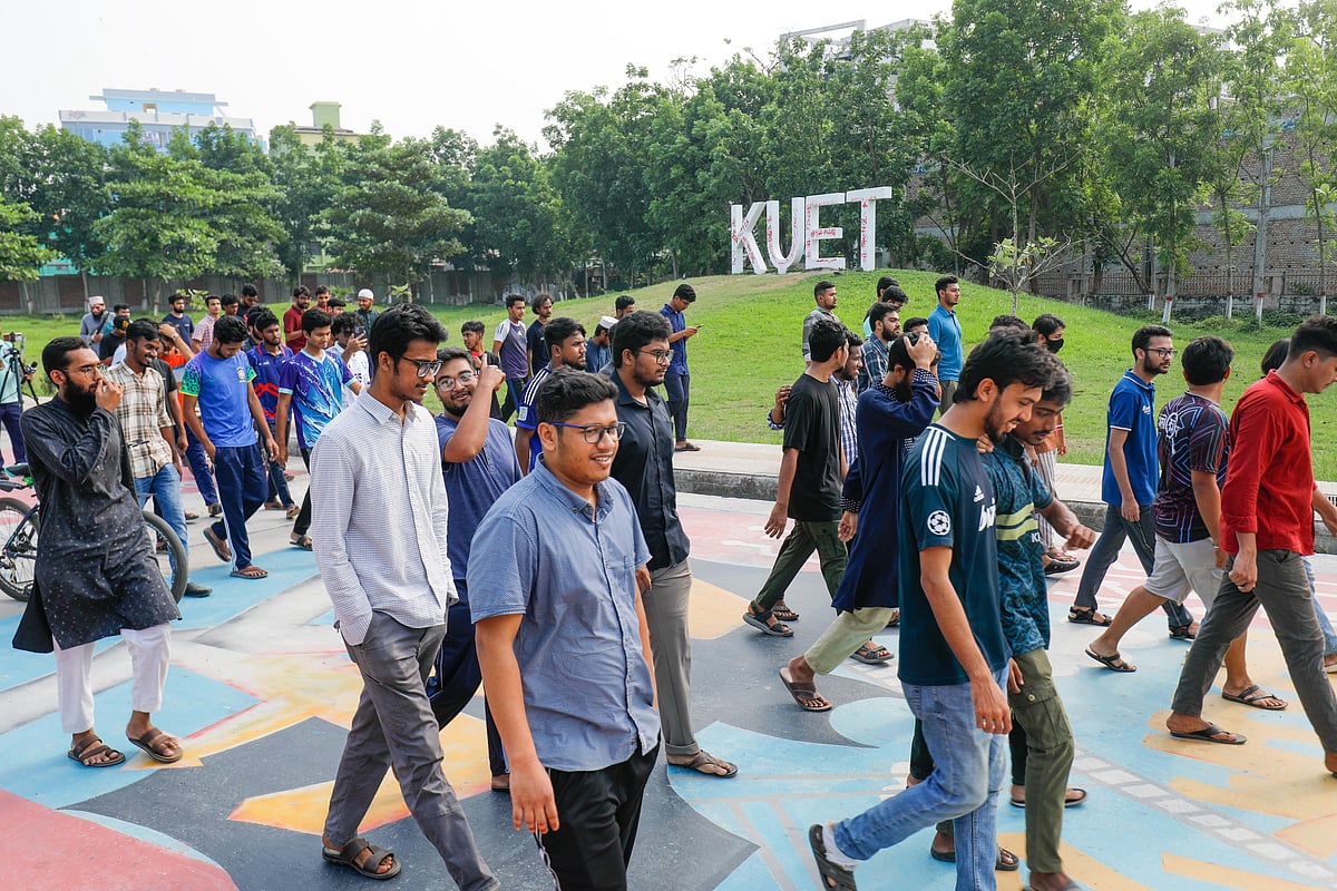 খুলনা প্রকৌশল ও প্রযুক্তি বিশ্ববিদ্যালয়ের শিক্ষার্থীরা আজ বেলা তিনটার দিকে আইডি কার্ড দেখিয়ে ক্যাম্পাসের ভেতরে প্রবেশ করেছেন