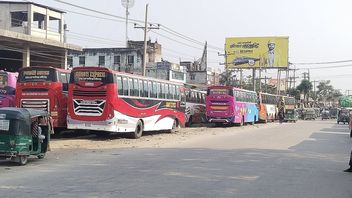 কুমিল্লার মুরাদনগরে বিএনপি নেতা ইদ্রিস আলীকে গ্রেপ্তারের ঘটনায় পরিবহন ধর্মঘট। রোববার দুপুরে উপজেলার কোম্পানীগঞ্জ বাসস্ট্যান্ডে