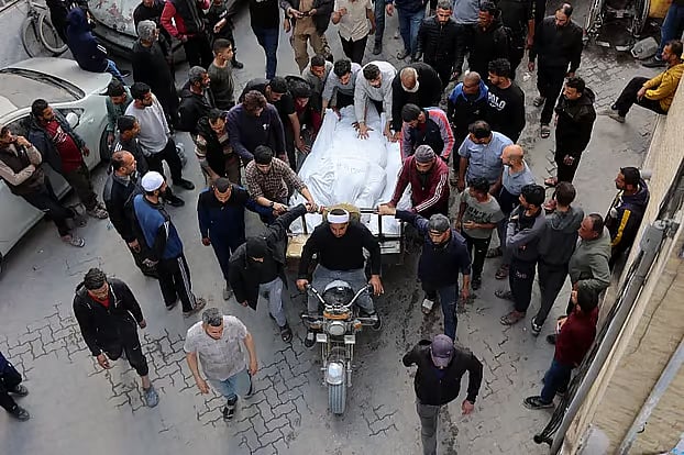 গাজায় ইসরায়েলের বিমান হামলায় নিহত ফিলিস্তিনিদের কয়েকজনের মরদেহ দাফনের জন্য নেওয়া হচ্ছে