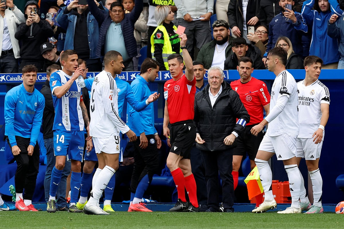 এমবাপ্পেকে লাল কার্ড দেখাচ্ছেন রেফারি