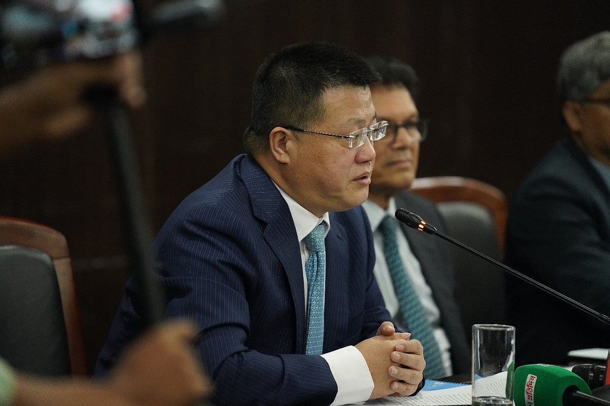 নর্থ সাউথ বিশ্ববিদ্যালয়ে আয়োজিত সেমিনারে বক্তব্য দেন বাংলাদেশে নিযুক্ত চীনের রাষ্ট্রদূত ইয়াও ওয়েন। ঢাকা, ১৩ এপ্রিল