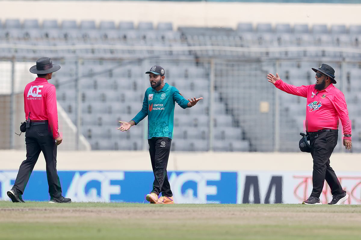 আম্পায়ারদের সঙ্গে তর্ক করছেন তাওহিদ হৃদয়। গতকাল আবাহনী–মোহামেডান ম্যাচে