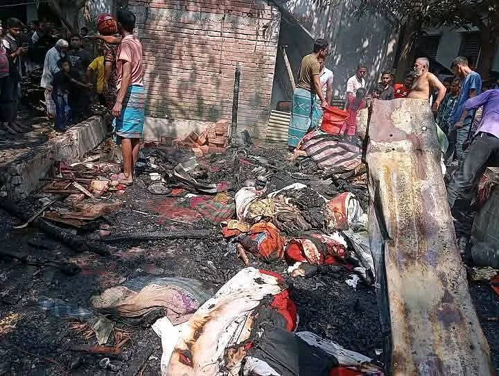 আগুনে পুড়ে গেছে ঘর। যা দেখতে ভিড় করেন স্থানীয় লোকজন। রোববার মাগুরার শালিখা উপজেলার আড়পাড়া এলাকায়