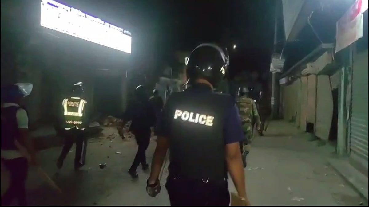 রাজৈর উপজেলায় আতশবাজি ফোটানোকে কেন্দ্র করে দুই পক্ষের দফায় দফায় সংঘর্ষ হয়।  গতকাল শনিবার রাতে