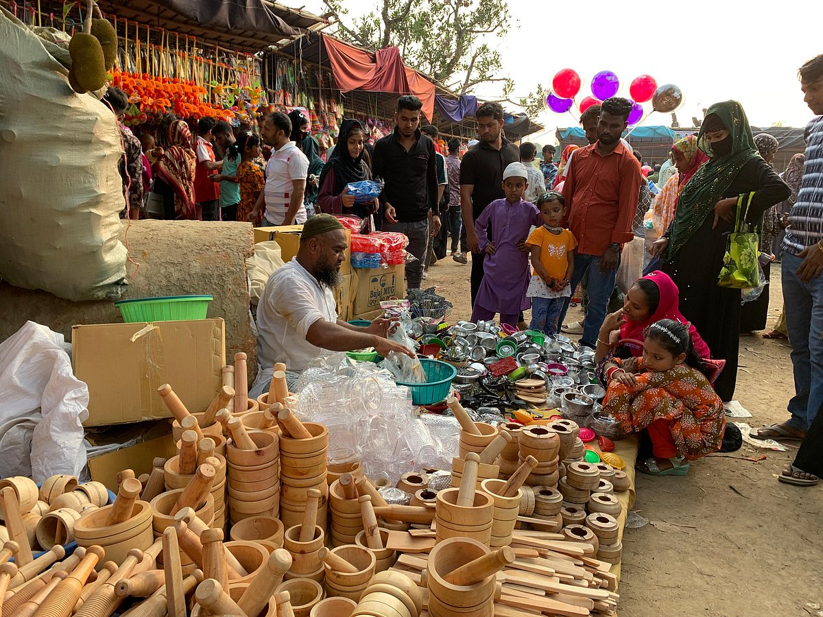 গাজীপুরের শ্রীপুরে সাতআনী বাজারে চৈতালি মেলায় ক্রেতাদের ভিড়। শনিবার বিকেলে