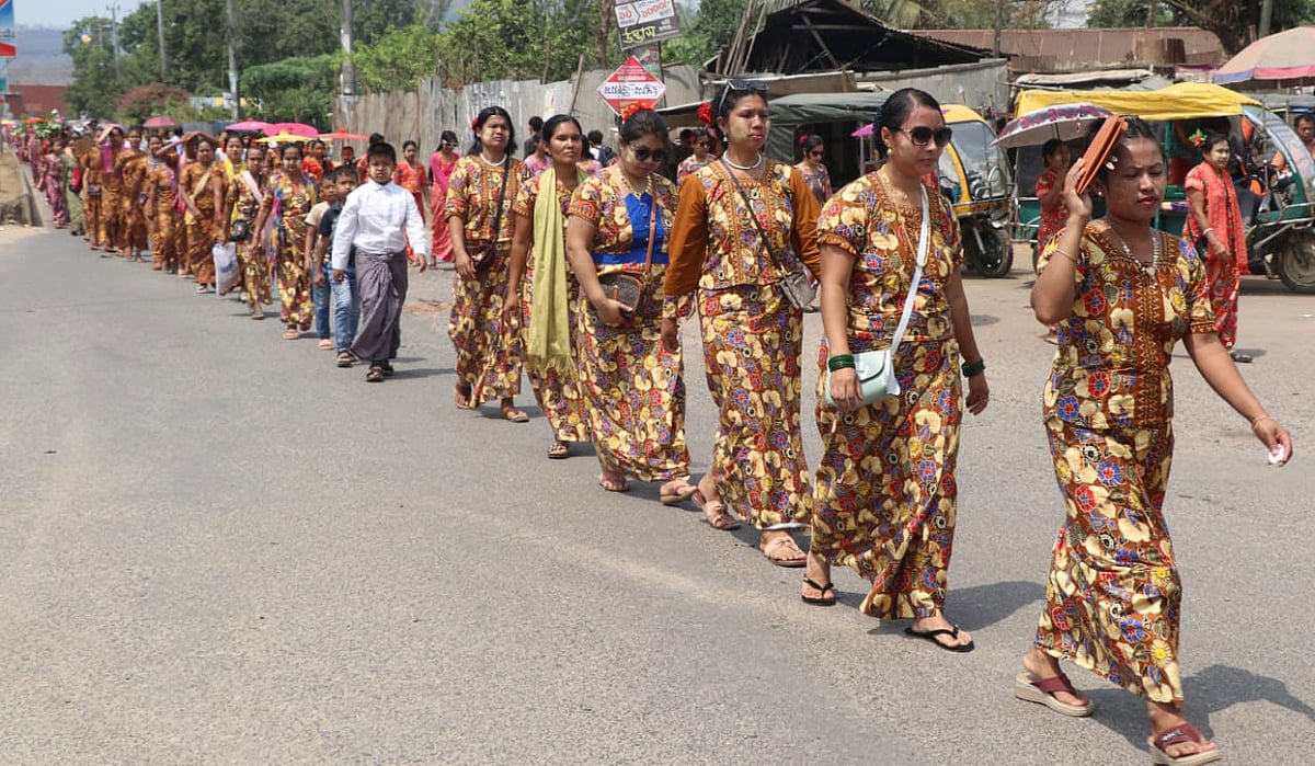 শোভাযাত্রায় ঐতিহ্যবাহী পোশাক ও সাজে মারমা তরুণীরা। আজ সকালে খাগড়াছড়ির চেঙ্গী স্কয়ারে
