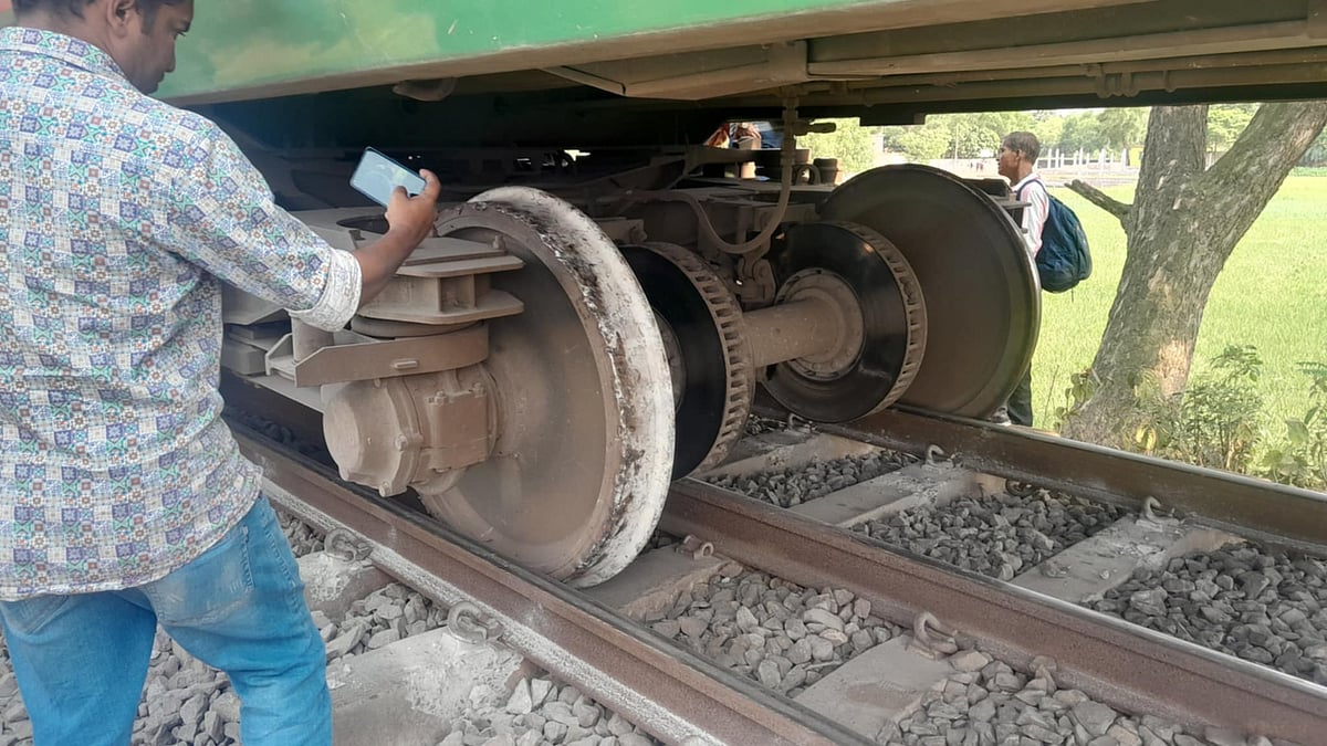 চিলাহাটি এক্সপ্রেস ট্রেনটির চারটি বগি লাইনচ্যুত হয়েছে। গাজীপুরের সালনা এলাকায়