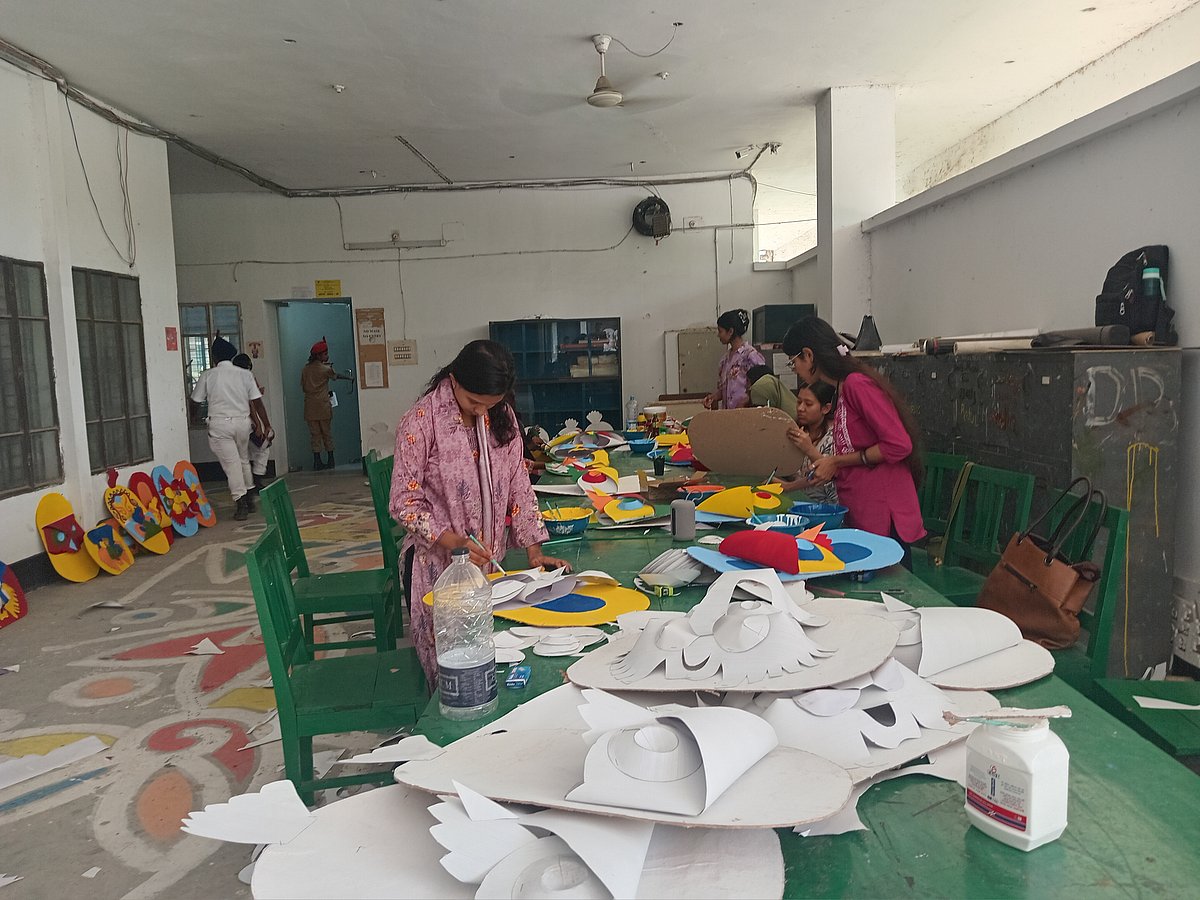 পয়লা বৈশাখে আনন্দ শোভাযাত্রার জন্য খুলনা বিশ্ববিদ্যালয়ে প্রস্তুতি চলছে জোরেশোরে। মুখোশ তৈরি করে তাতে রং করার কাজ করছেন চারুকলা বিভাগের শিক্ষার্থীরা। গত শনিবার খুলনা বিশ্ববিদ্যালয়ে