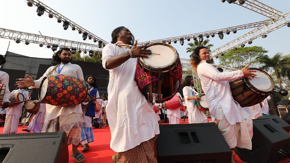 ঢোলের তালে শুরু হলো চৈত্রসংক্রান্তি ব্যান্ড শো। জাহিদুল করিম