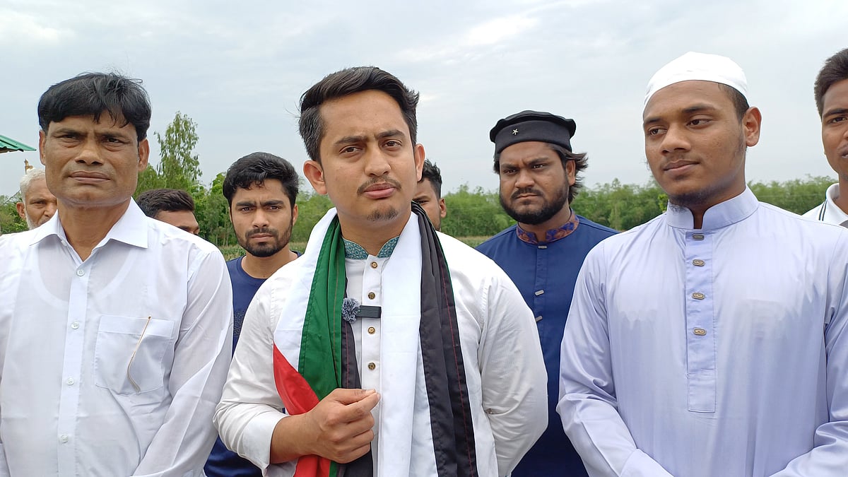 পঞ্চগড়ে শহীদ সাগর রহমানের কবর জিয়ারত শেষে সাংবাদিকদের সঙ্গে কথা বলেন সারজিস আলম। রোববার দুপুরে পঞ্চগড় সদর উপজেলার চাকলাহাট ইউনিয়নের শিংরোড নায়েকপাড়া এলাকায়