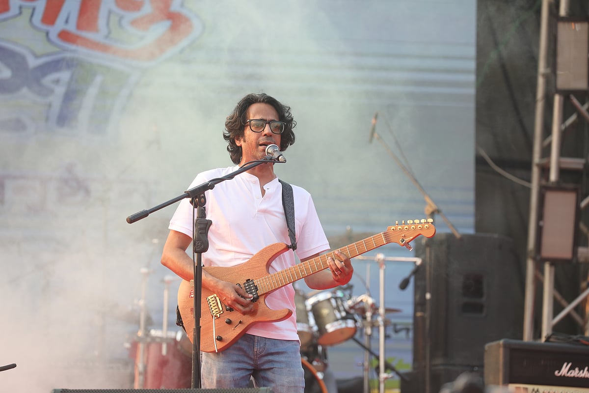 জনপ্রিয় গান ‘দিন বাড়ি যায়’ দিয়ে পরিবেশনা শুরু করে দলছুট