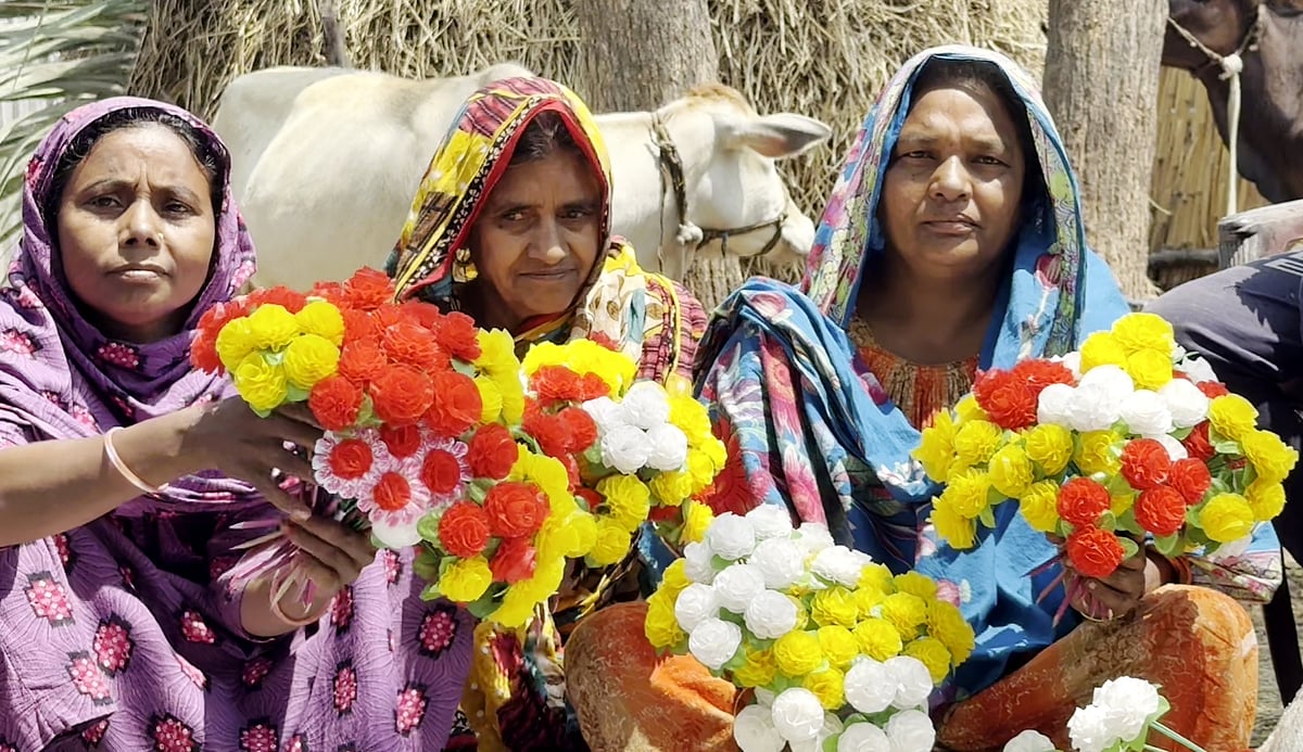 ঐতিহ্যের বৈশাখী মেলায় প্রাণের ছোঁয়া আনে নওগাঁর আত্রাই উপজেলার জামগ্রামের কারিগরদের তৈরি বর্ণিল সব ফুল