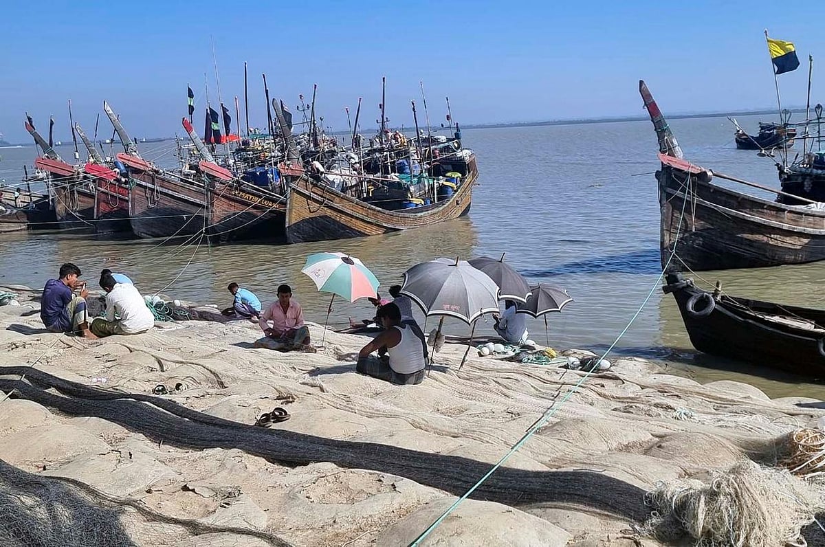 মাছ ধরার নৌযান নোঙর করা হয়েছে ঘাটে। সৈকতে বসে জাল মেরামত করেছেন জেলেরা। সম্প্রতি কুতুবদিয়ার আকবরবলী ঘাটে
