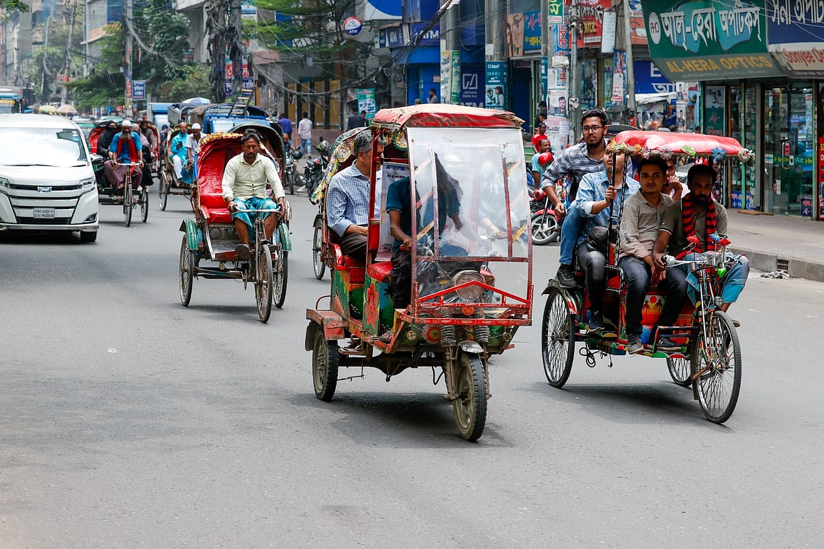 ঢাকার রাস্তায় ব্যাটারিচালিত রিকশা। বিজয়নগর এলাকায়